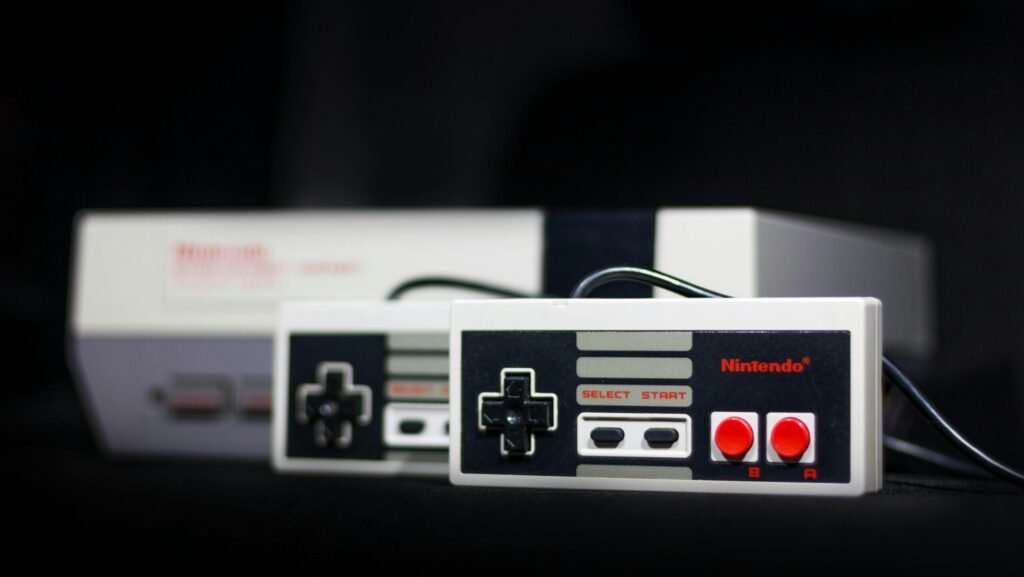 Close-up of a classic Nintendo console and controllers, symbol of retro gaming.